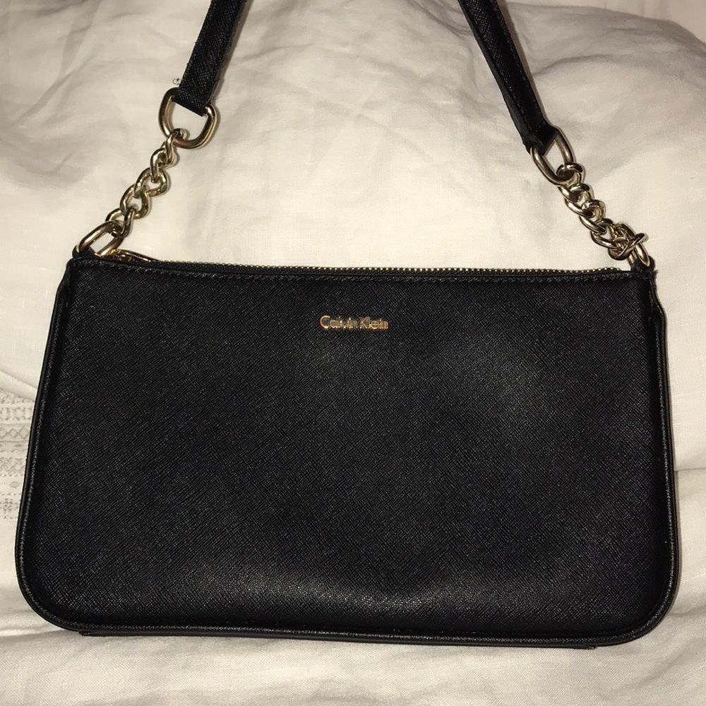 Small shoulder evening bag with gold toned chain.